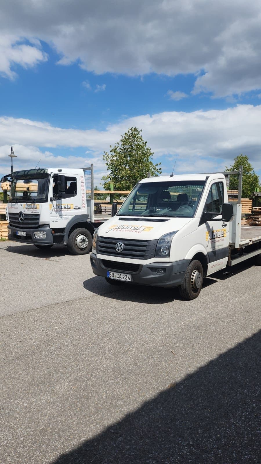 Lkw und Pritschentransporter auf dem Betriebshof