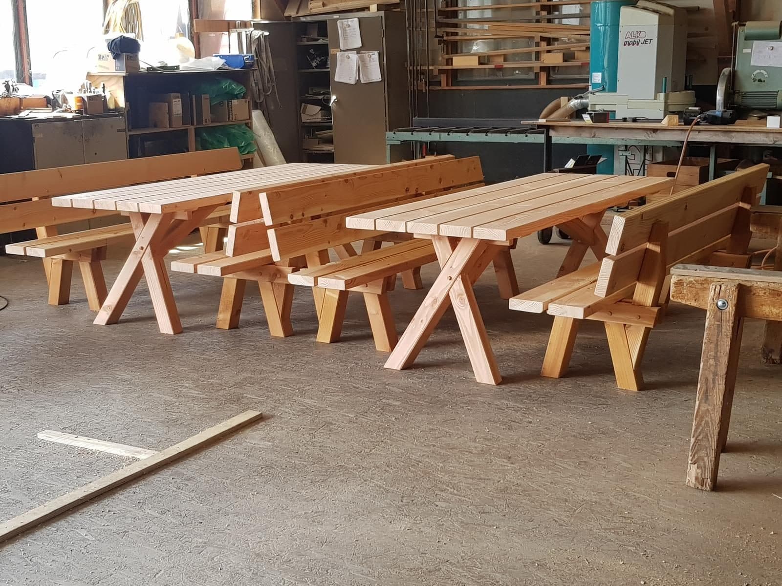 Gartengarnituren aus eigener Fertigung in der Halle