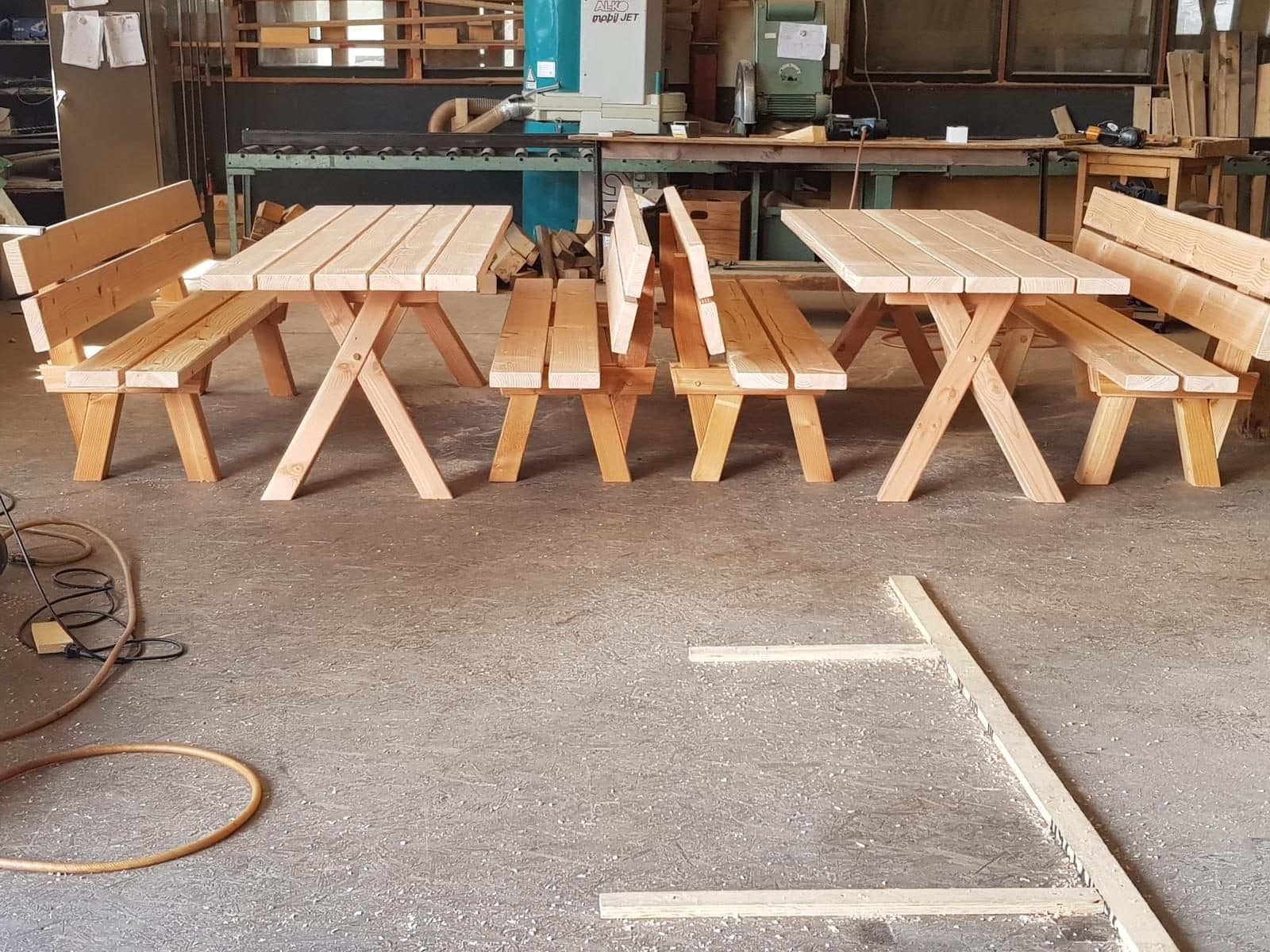Selbst gebaute Gartenbänke und Tische in der Werkstatt