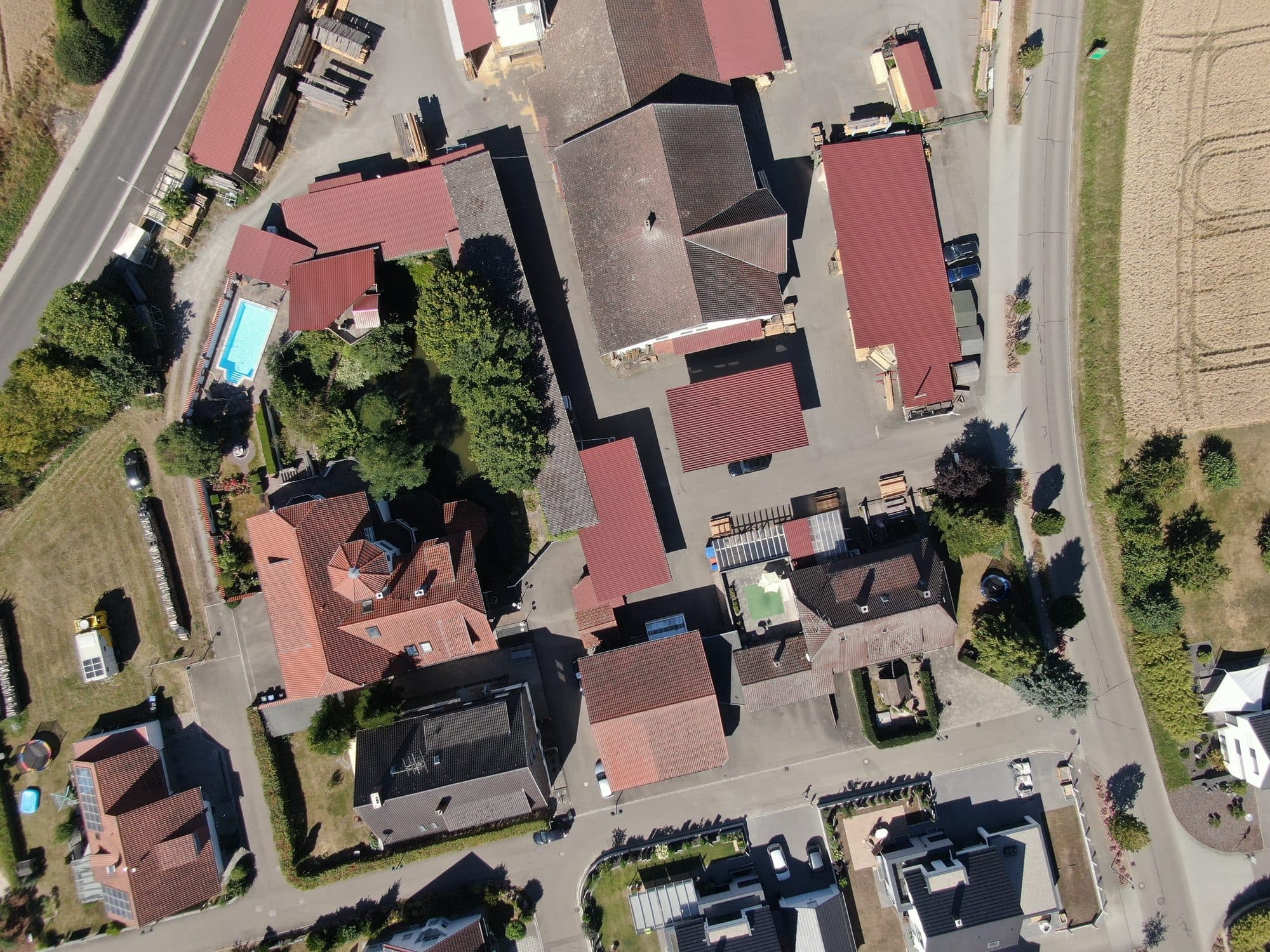 Luftaufnahme der Hallen und des Holzlagers in Deckenpfronn