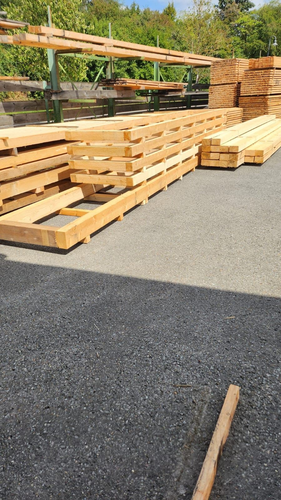 Kistenböden und gestapeltes Holz auf dem Betriebshof