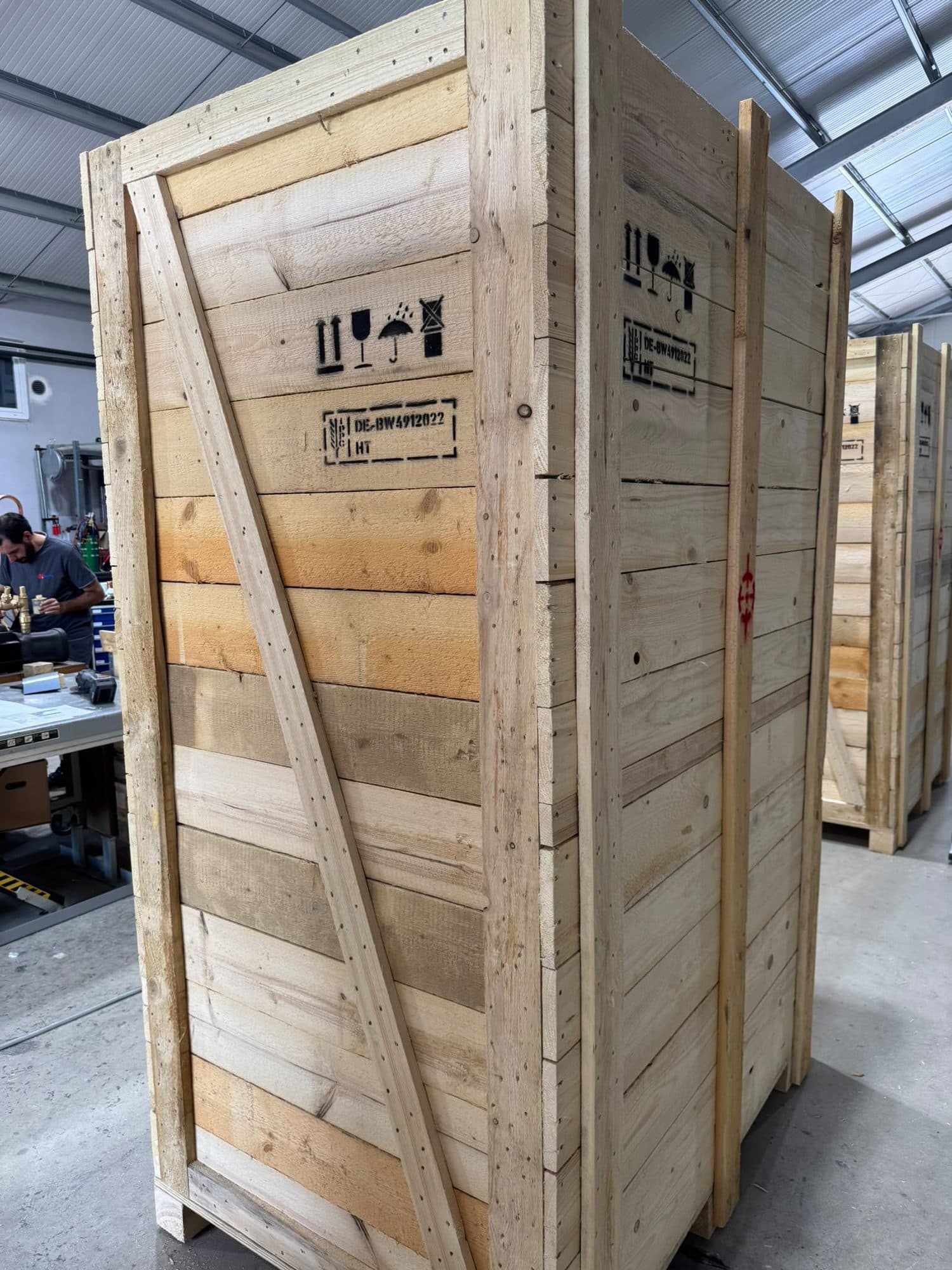 Verpackungskiste mit aufgedruckten Handhabungssymbolen in der Halle