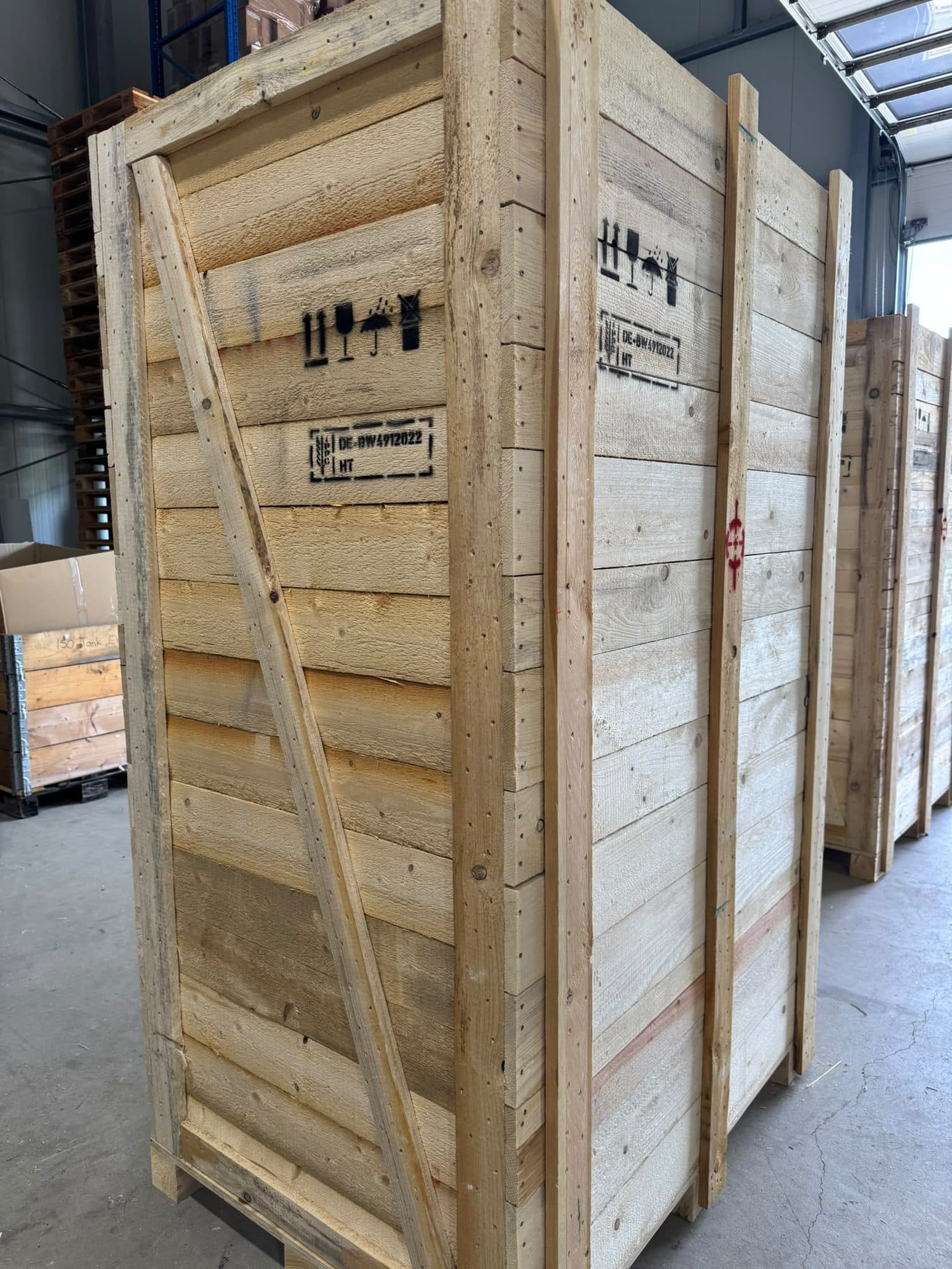 Zwei geschlossene Verpackungskisten mit Handhabungssymbolen