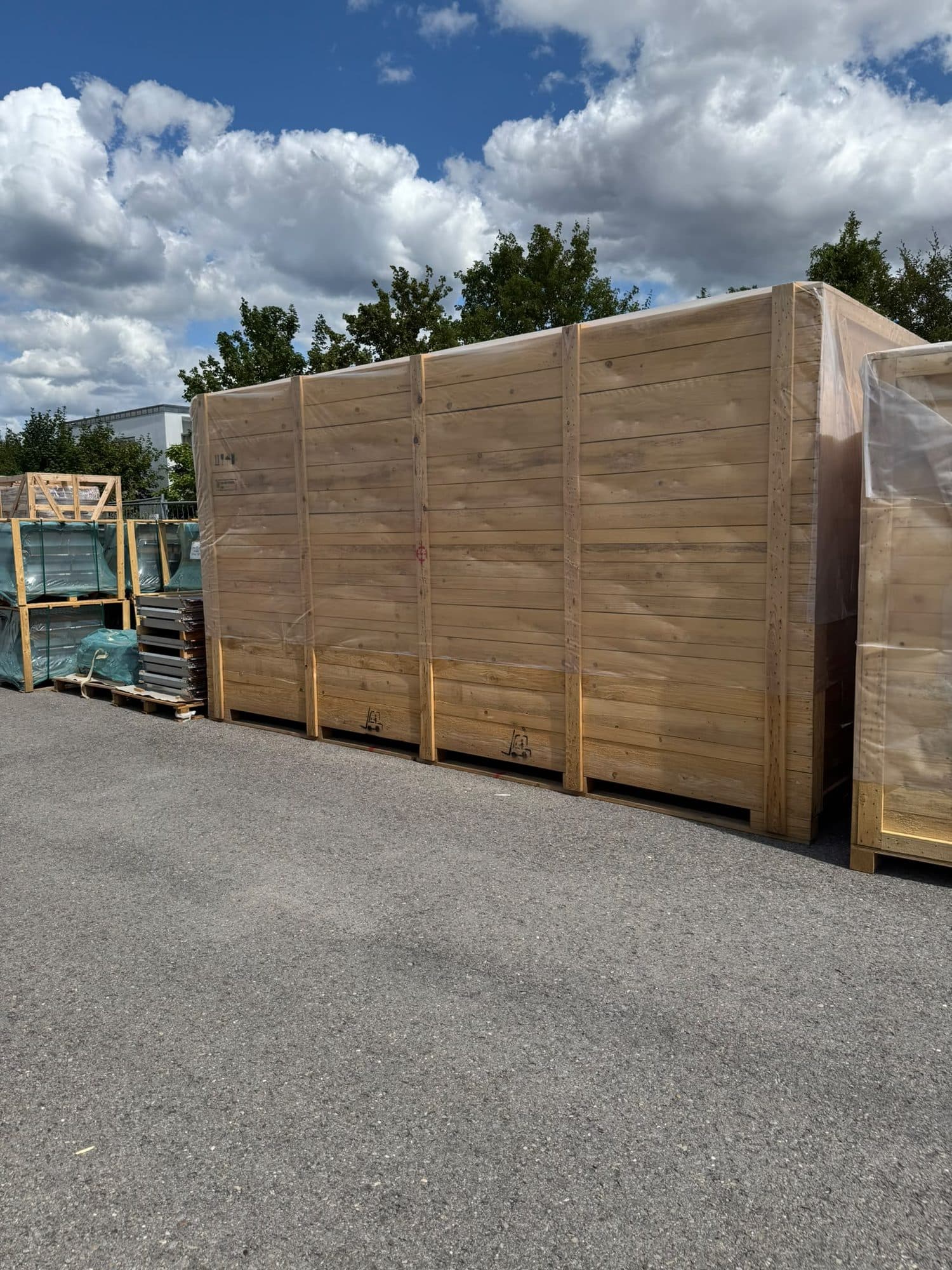 Reihe fertiger Verpackungskisten auf dem Hof
