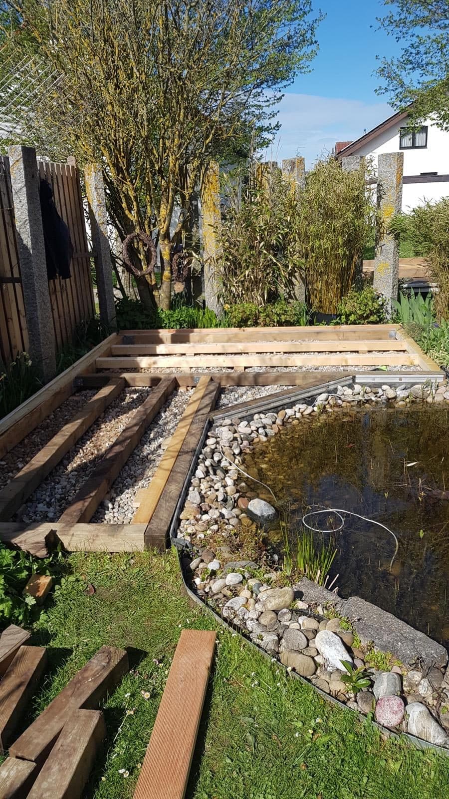 Unterkonstruktion der Terrasse auf Kies am Teichrand